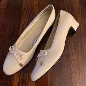 NWOT cream Hush Puppy, soft style shoes